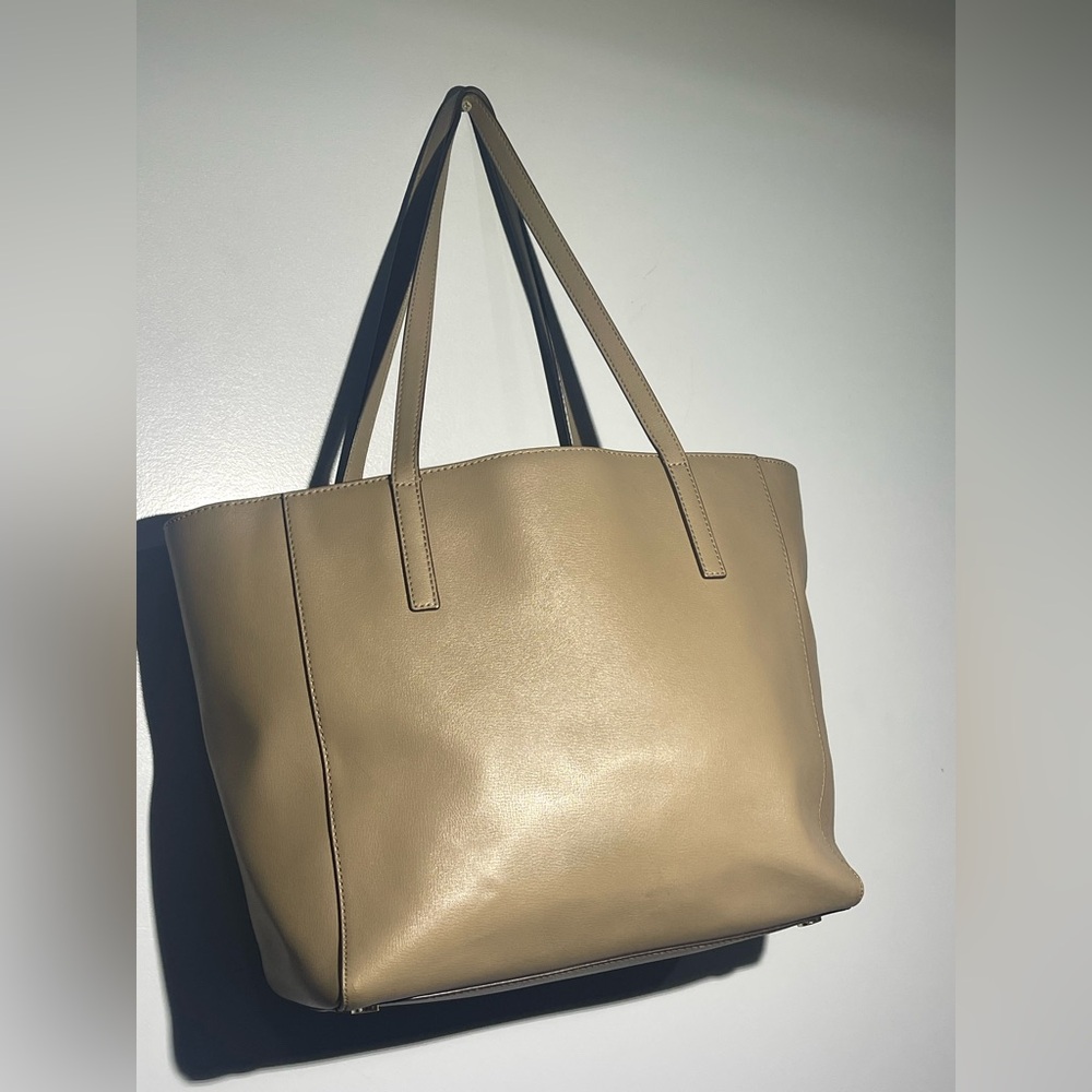 Michael Kors Elegant Tan Leather Tote Bag - Picture 4 of 10